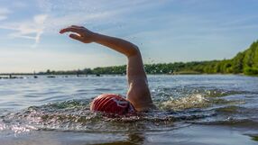 Katar po kąpieli w jeziorze: możliwe przyczyny