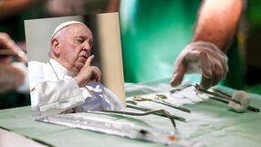 Papież Franciszek na operacji przepukliny rozetnej