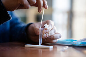 Pacjent robi test na covid