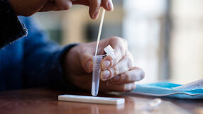 Pacjent robi test na covid