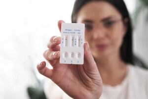 Kobieta wykonała test na grypę, covid, RSV