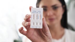 Kobieta wykonała test na grypę, covid, RSV