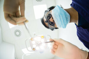 Dentysta wbił implant do mózgu pacjenta