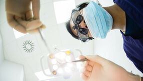 Dentysta wbił implant do mózgu pacjenta