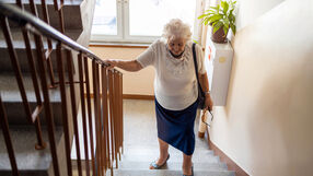 Seniorka wchodzi po schodach
