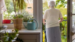 Coraz więcej osób choruje na Alzheimera. Psychiatra alarmuje
