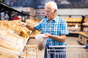 Mężczyzna z parkinsonem w supermarkecie