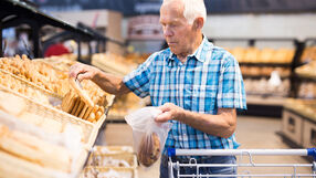 Mężczyzna z parkinsonem w supermarkecie