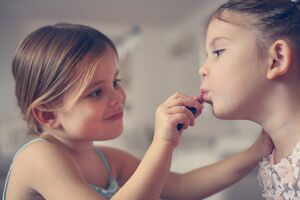 Zabawkowe kosmetyki mogą być groźne dla zdrowia