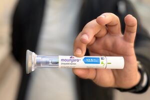 Pacjent trzyma w ręku lek Mounjaro