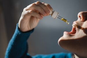 Kobieta zazywa olejek z CBD