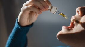 Kobieta zazywa olejek z CBD