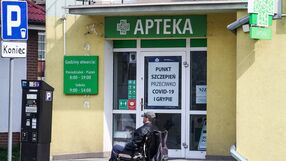 Mężczyzna na wózku przed apteką