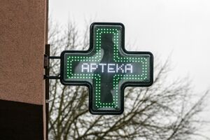Symbol apteki na budynku