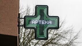 Symbol apteki na budynku