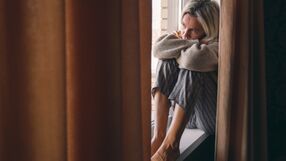 Kobieta ma jesienną chandrę