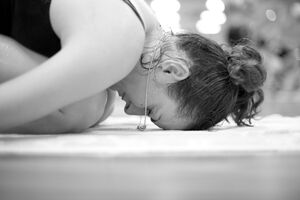 Kobieta podczas sesji Bikram jogi