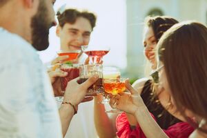 Picie alkoholu w samotności i z przyjaciółmi. Naukowcy sprawdzili różnicę