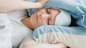 Tak niedobór snu wpływa na psychikę. Nowe badanie
