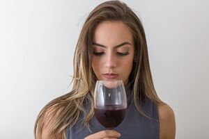 Alkohol niszczy zdrowie jamy ustnej. Konsekwencje są poważne