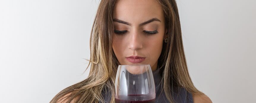 Alkohol niszczy zdrowie jamy ustnej. Konsekwencje są poważne