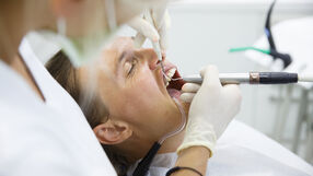 Mężczyzna na fotelu dentystycznym