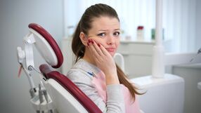 Kobieta z bólem zęba u dentysty
