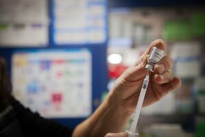 Farmaceuta przygotowuje szczepionkę
