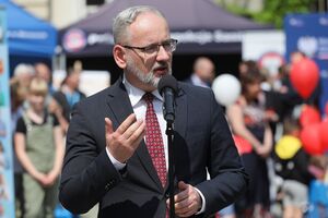Minister Niedzielski podczas konferencji