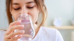 Kobieta stosuje japońską dietę wodną