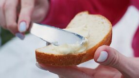 Powoduje choroby serca, miażdżycę i osteoporozę. Polacy jedzą go na kilogramy