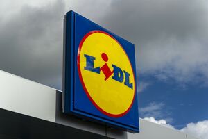 Logo sieci sklepów Lidl na tle nieba