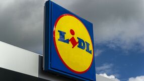 Logo sieci sklepów Lidl na tle nieba