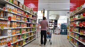 Klient kupuje napoje w Auchan