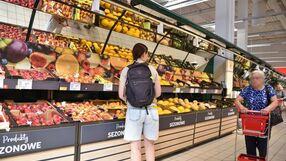Klienci wybierają owoce w Auchan