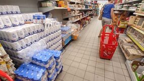 Kobieta na zakupach w supermarkecie