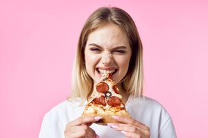 Co dodać do mrożonej pizzy, żeby była zdrowsza?