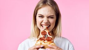 Co dodać do mrożonej pizzy, żeby była zdrowsza?