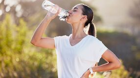 Jak dużo wody powinny pić osoby uprawiające sport?