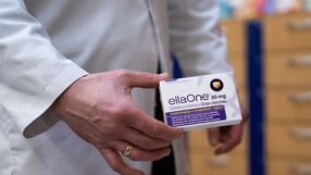 Tabletka "dzień po" w ręku farmaceuty