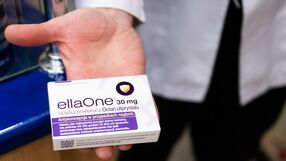 Tabletka EllaOne w ręku farmaceuty
