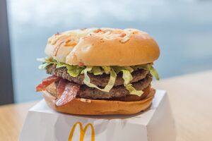 Ile kcal ma burger drwala?