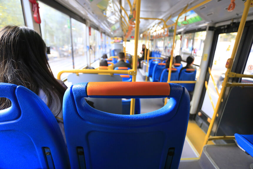 Superroznosiciel w autobusie