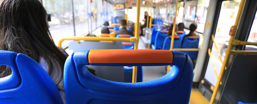 Superroznosiciel w autobusie