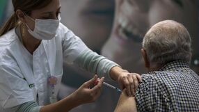 Szczepionki przeciw COVID-19 chronią psychikę: badanie