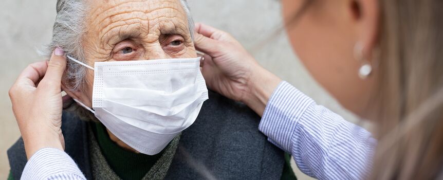 U niezaszczepionych seniorów ryzyko hospitalizacji wynosi 85 procent