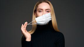 Obojętniejemy na pandemię, mimo wzrostu zakażeń. Wypowiedź psychologa.