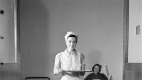 wikimedia.org Student nurse at hospital fot. Richard Stone