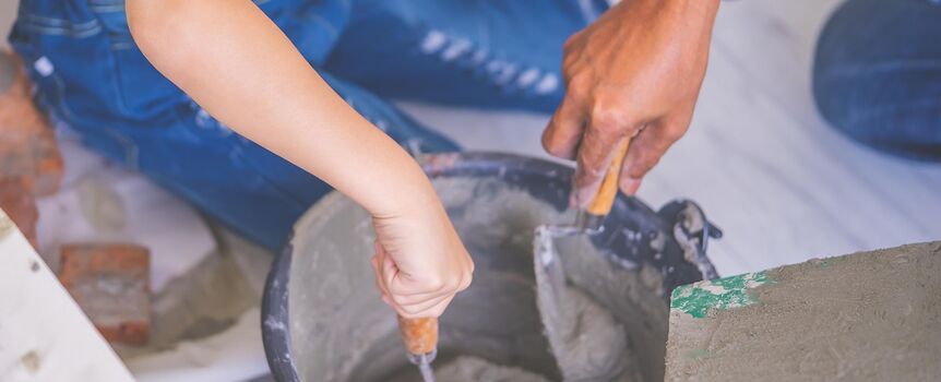 Mokry cement wywołał oparzenia skóry u dziecka