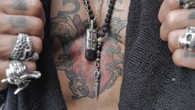 Rozrusznik serca a tatuaż i piercing